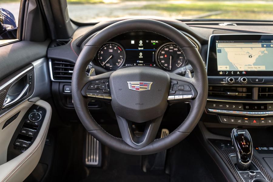 Панель приборов Cadillac CT5 350T 2019 года  (фото 20 из 40)